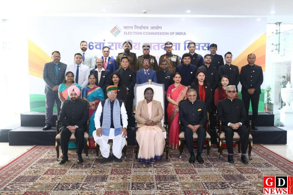 डीसी मनीष कुमार की अगुवाई में पाकुड़ को राष्ट्रीय पहचान, राष्ट्रपति के हाथों मिला लोकतंत्र का सम्मान। 9 44219b8ccdce4e69a800bc33819c7b836994124590826614682