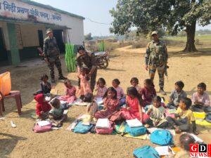 पिपराटांड थाना प्रभारी का जनसंवाद, दिवा गश्ती में बच्चों के बीच बाँटी खुशियाँ 5 IMG 20260122 WA0056