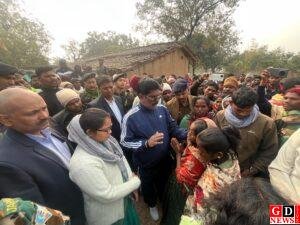 जंगली हाथी द्वारा युवक की मौत की खबर पाकर पीड़ित परिवार से मिले मंत्री योगेंद्र प्रसाद महतो 1 IMG 20260125 WA0052