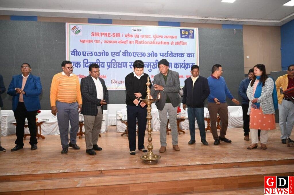 मतदाता सूची शुद्धिकरण पर प्रशासन सख्त, BLO–पर्यवेक्षकों को प्रशिक्षण, उपायुक्त ने दिलाई निष्पक्ष चुनाव की शपथ 8 img 20260102 wa00571065732206151692336