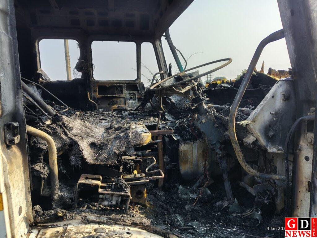 खड़ी ट्रेलर में लगी अचानक आग, ग्रामीणों की सूझबूझ से टला बड़ा हादसा 7 img 20260103 wa00362190492189853483704