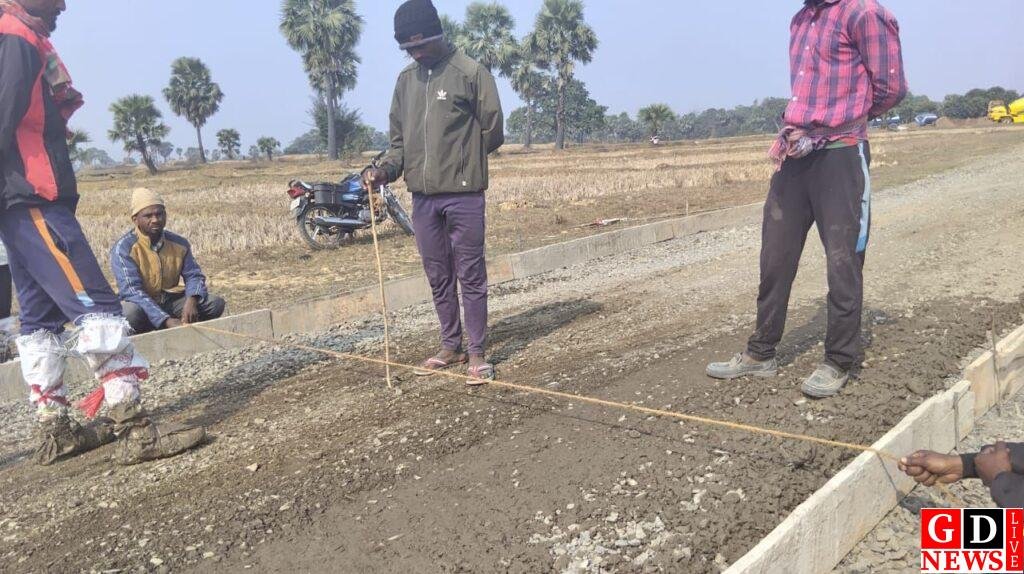 सड़क निर्माण में अनियमितता का आरोप, घटिया पीसीसी को लेकर ग्रामीणों ने काम रुकवाया। 7 img 20260103 wa00374161550951194204751