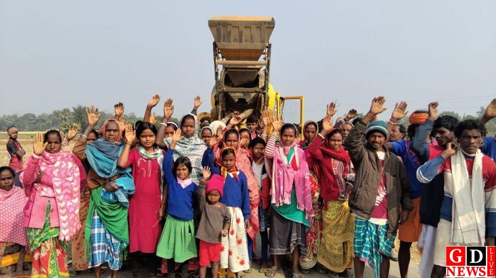 सड़क निर्माण में अनियमितता का आरोप, घटिया पीसीसी को लेकर ग्रामीणों ने काम रुकवाया। 8 img 20260103 wa00382326453660953931821