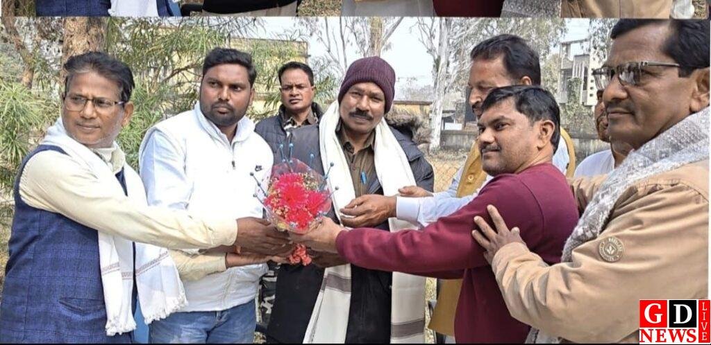 पांकी पुलिस निरीक्षक पूनम टोप्पो को समारोह आयोजित कर दी गई विदाई। 7 img 20260104 wa00207510030313876587260