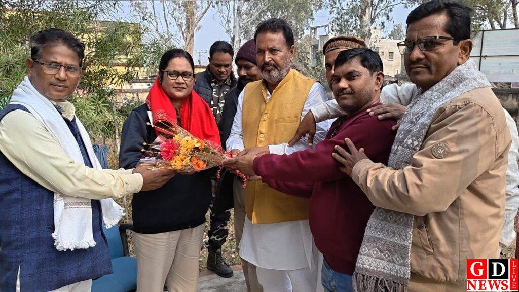 पांकी पुलिस निरीक्षक पूनम टोप्पो को समारोह आयोजित कर दी गई विदाई। 8 img 20260104 wa00215022334412114934490