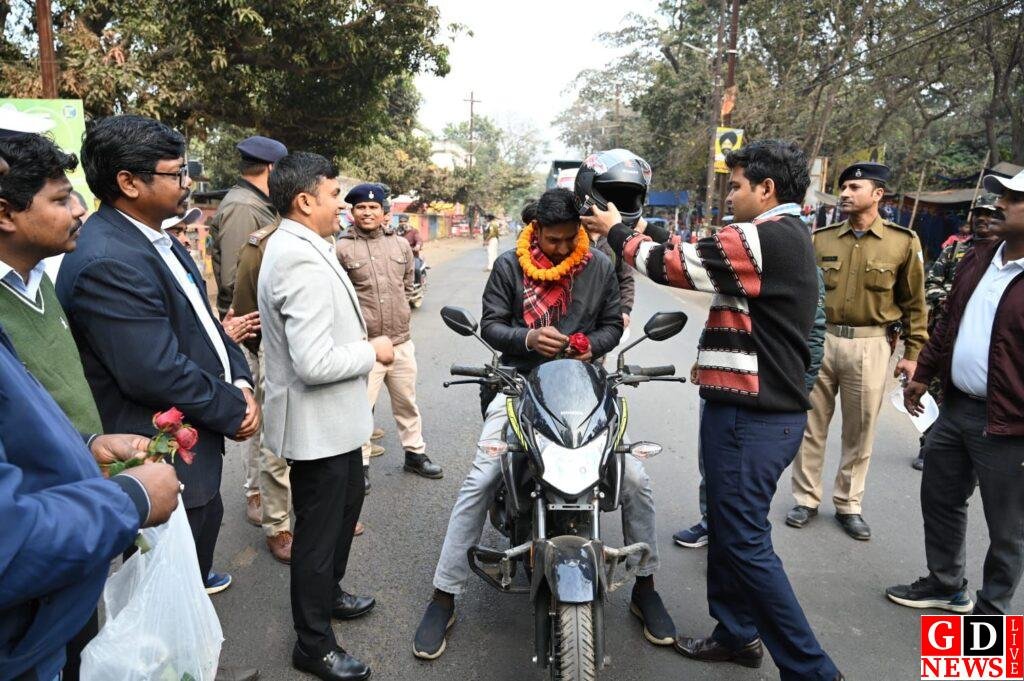 पाकुड़ में ‘गांधीगिरी’ से सड़क सुरक्षा का अभिनव संदेश। 7 img 20260104 wa00255275640231528693059