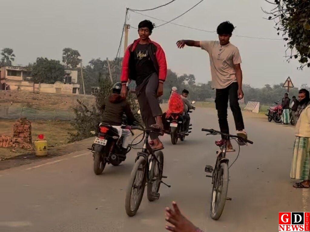 ‘स्टंटबाज’ नाबालिग बाइकर्स का आतंक, भीड़भाड़ वाले इलाकों में खुलेआम जोखिम भरी राइडिंग। 7 img 20260105 wa00131911501100345722460