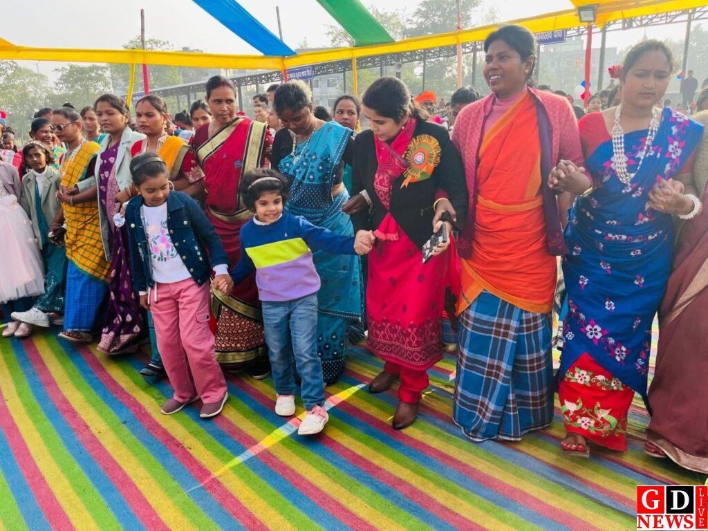 मांदर की थाप पर खाकी भी थिरकी, पुलिस लाइन में प्रकृति पूजा और भाईचारे का पर्व सोहराय बना एकता का उत्सव। 7 img 20260107 wa00097252381986845817710