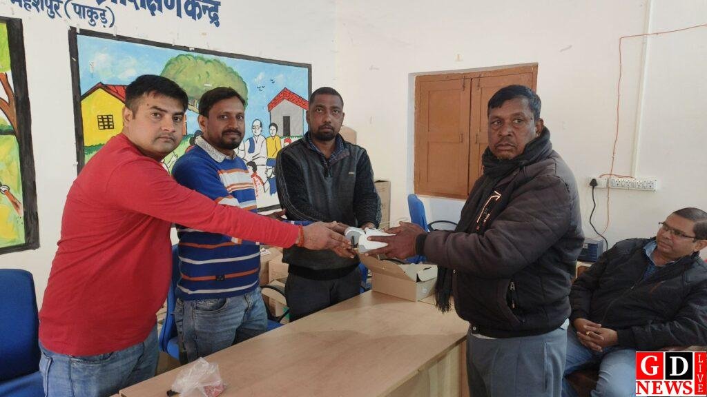 पीडीएस डीलरों को 4G ई-पॉश मशीन वितरित, राशन वितरण हुआ और तेज और पारदर्शी। 7 img 20260108 wa00403579580492552716719