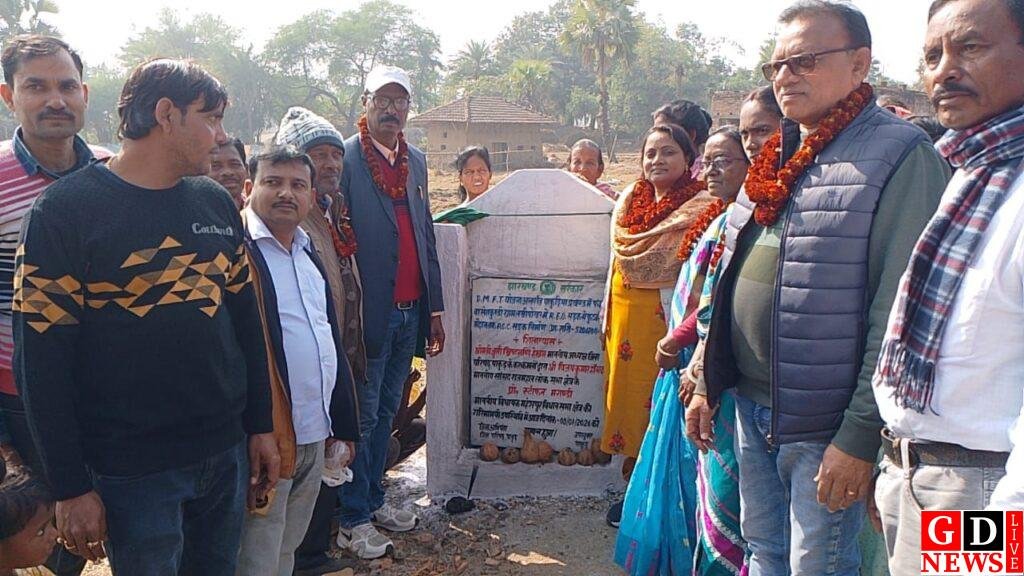 जिला परिषद अध्यक्ष जुली ख्रीष्टमनी हेम्ब्रम ने डीएमएफटी योजना से पीसीसी सड़क का किया शिलान्यास। 7 img 20260109 wa00242910978260440068467