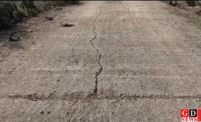 पीसीसी सड़क ने खोली सिस्टम की पोल, एक साल में ही सड़क जर्जर। 7 img 20260109 wa00467566640565413077300