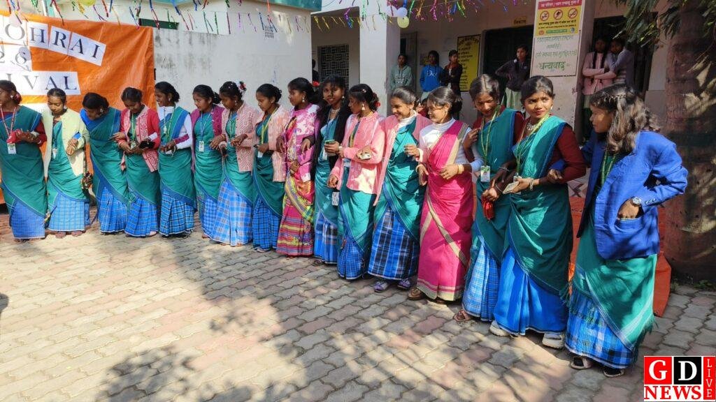 सगुन सोहराय पर्व की धूम, छात्र-छात्राओं ने आदिवासी नृत्य से मंत्रमुग्ध किया। 8 img 20260110 wa00163635755408552230347