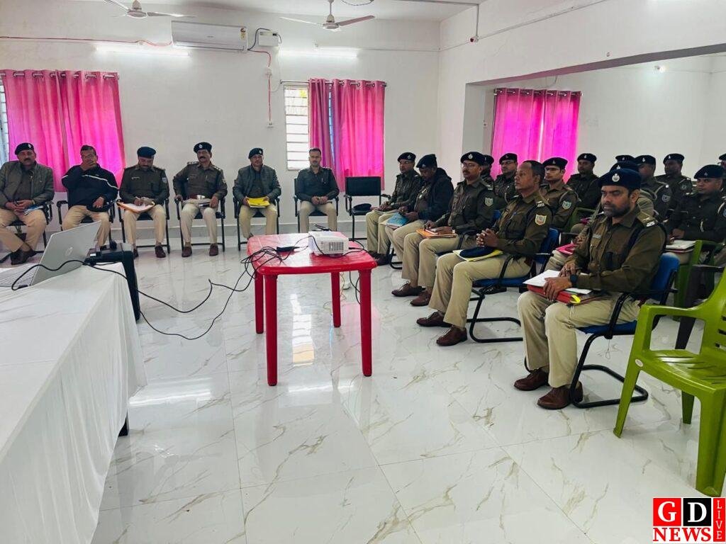 पाकुड़ पुलिस लाइन में मासिक अपराध गोष्ठी, एसपी ने की समीक्षा 7 img 20260110 wa0022681791833551369254