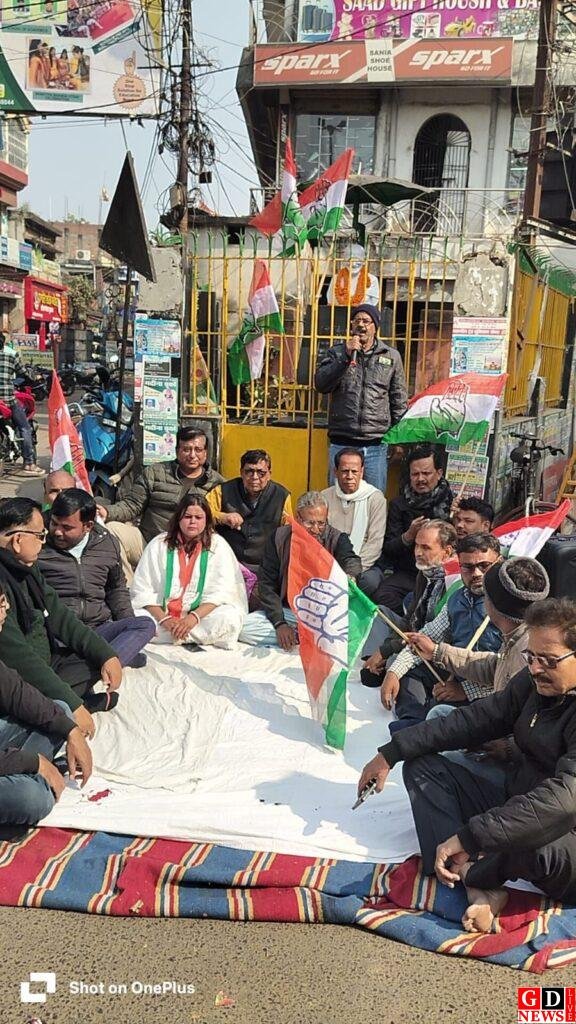 मनरेगा बचाओ संग्राम के तहत गांधी चौक पर उपवास पर बैठें कांग्रेसी 8 img 20260111 wa00147730373277643564229