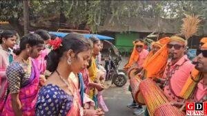 धूमधाम से मना सोहराय पर्व, ढोल-नगाड़ों के साथ सड़कों पर उतरे आदिवासी छात्र। 9 img 20260111 wa00198742207772683725015