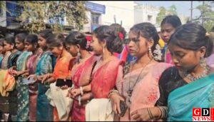 धूमधाम से मना सोहराय पर्व, ढोल-नगाड़ों के साथ सड़कों पर उतरे आदिवासी छात्र। 8 img 20260111 wa00208354195244154770774