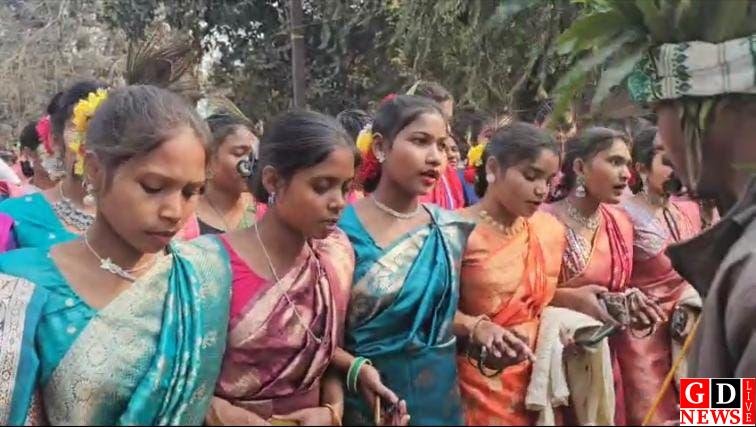 धूमधाम से मना सोहराय पर्व, ढोल-नगाड़ों के साथ सड़कों पर उतरे आदिवासी छात्र। 7 img 20260111 wa00218031258616381419582