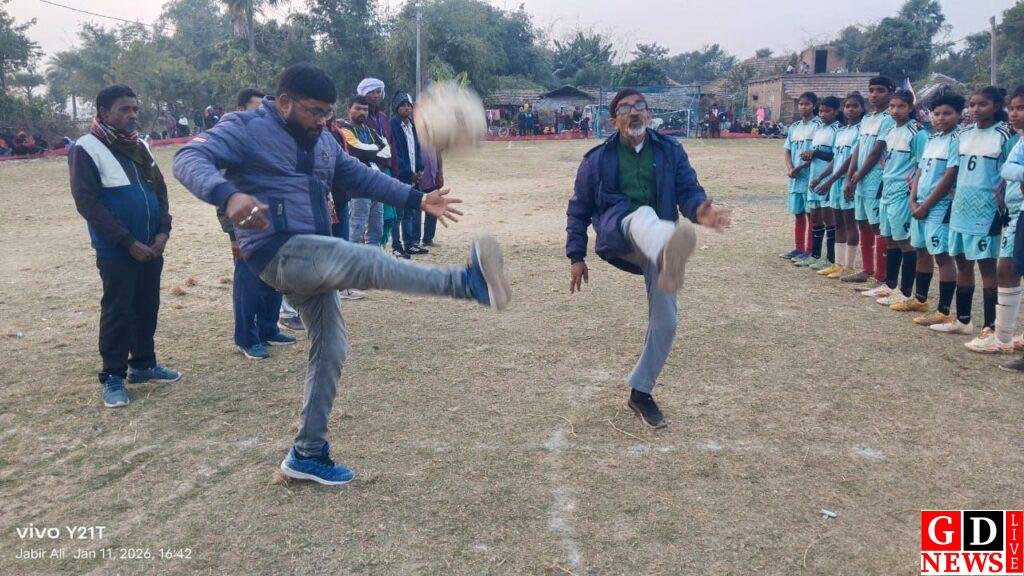 माधोपाड़ा के मैदान से उठा खेल का शोर, चार दिवसीय टूर्नामेंट के फाइनल में पाडेरकोला व चांदो हिटलर क्लब ने मारी बाज़ी 7 img 20260111 wa00427492187919217745544