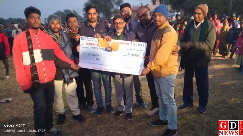 माधोपाड़ा के मैदान से उठा खेल का शोर, चार दिवसीय टूर्नामेंट के फाइनल में पाडेरकोला व चांदो हिटलर क्लब ने मारी बाज़ी 8 img 20260111 wa00435873081032557063550