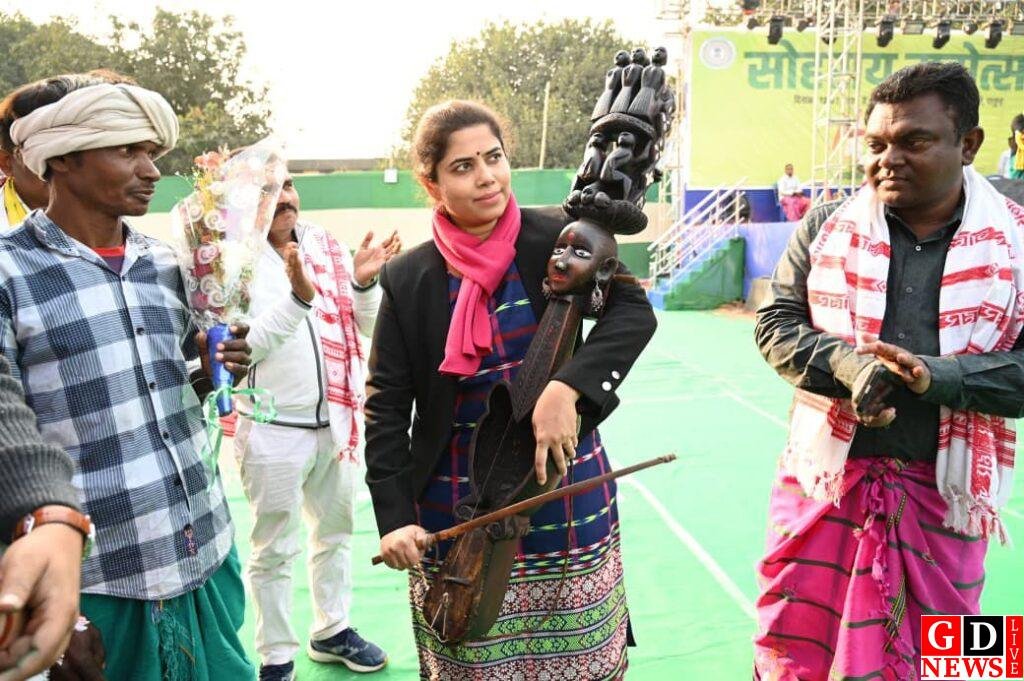 मांदर की थाप पर झूमे डीसी-एसपी, सरहूल पर्व पर जल-जंगल संरक्षण व स्वच्छता का दिया संदेश। 8 img 20260112 wa00267965054656515126239