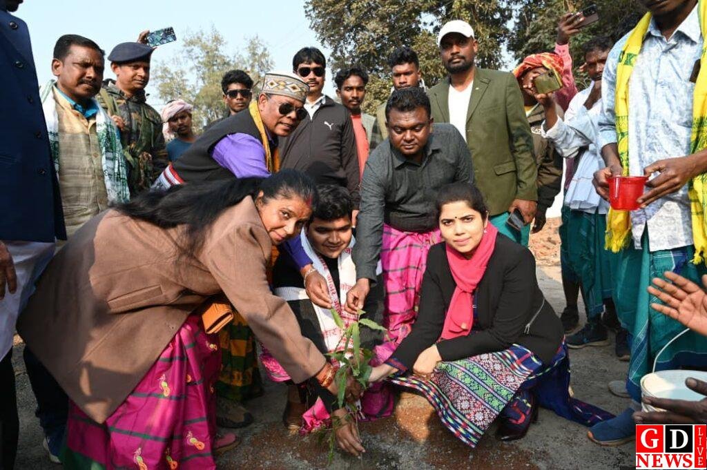 मांदर की थाप पर झूमे डीसी-एसपी, सरहूल पर्व पर जल-जंगल संरक्षण व स्वच्छता का दिया संदेश। 9 img 20260112 wa00278331225704251568177