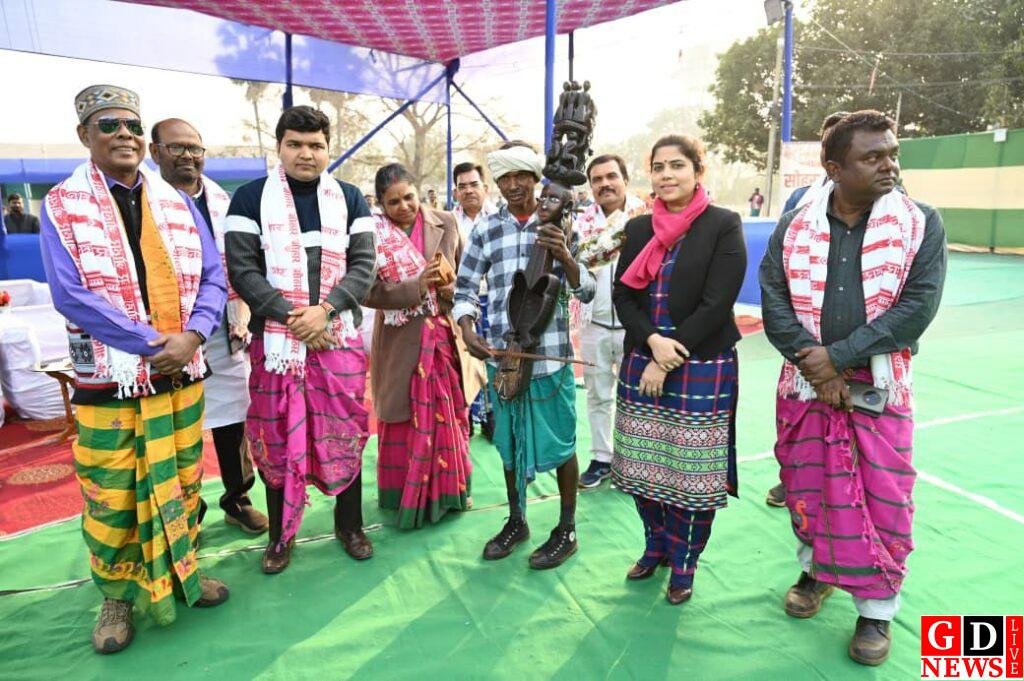 मांदर की थाप पर झूमे डीसी-एसपी, सरहूल पर्व पर जल-जंगल संरक्षण व स्वच्छता का दिया संदेश। 7 img 20260112 wa00283114965722998781036