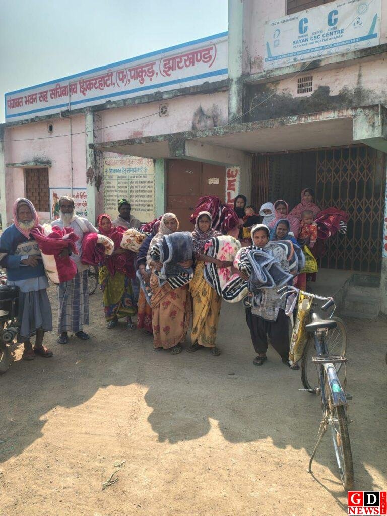 जनसेवा की मिसाल, मुखिया आबु ताहेर ने जरूरतमंदों के बीच किया कंबल का वितरण। 7 img 20260112 wa00397063302353750702271