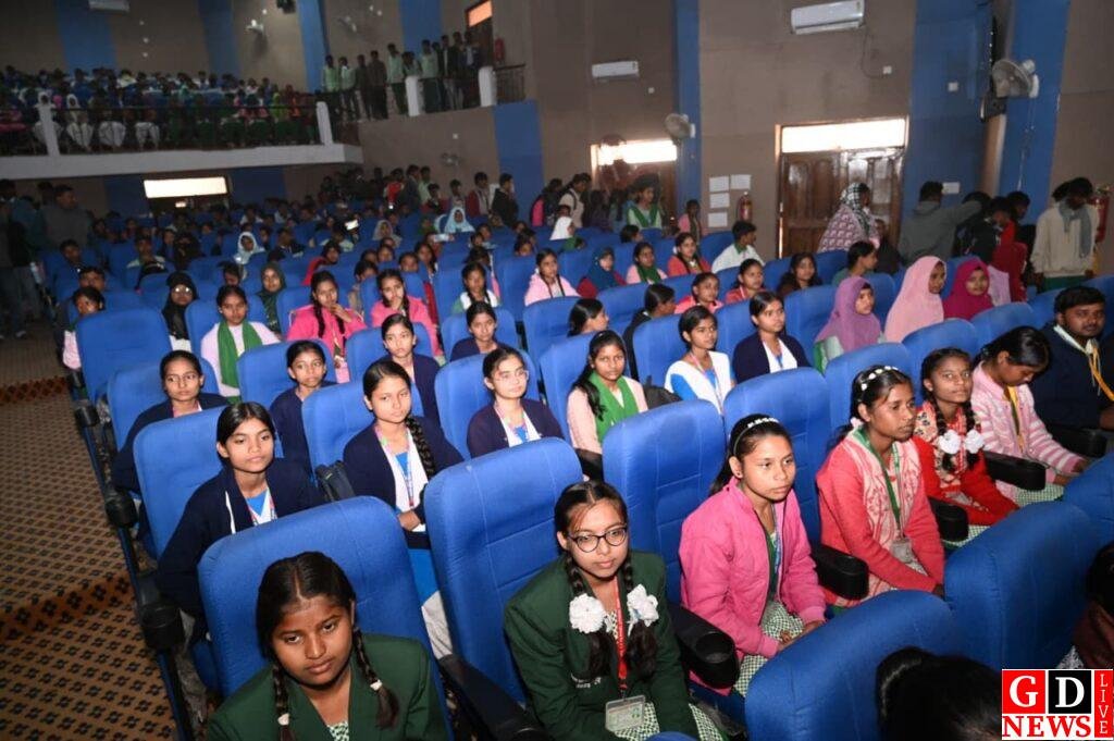 ईमानदार मेहनत, सही मार्गदर्शन और ग्रीन ब्लेज़र का सपना—विद्यार्थियों को मिला उपायुक्त से सफलता का मंत्र। 7 img 20260113 wa00185900709101508305754