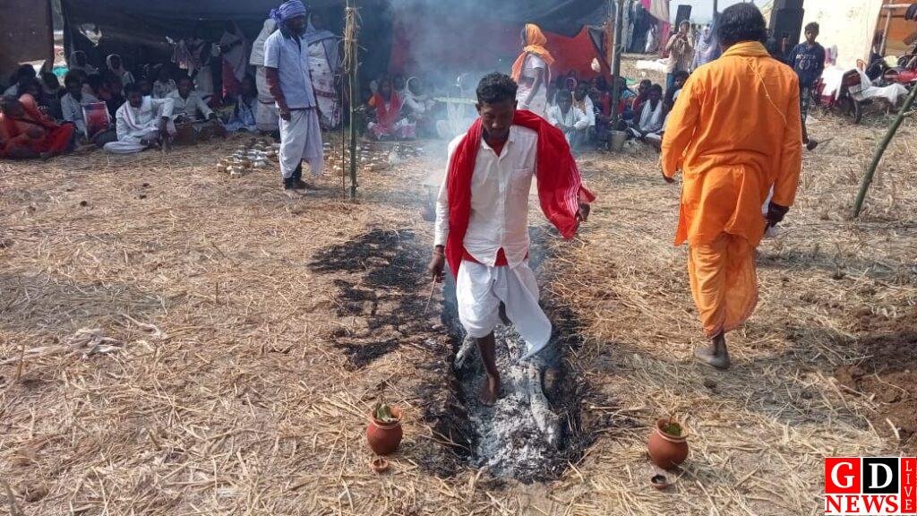 आस्था की लौ में विश्वास की परिक्रमा, नंगे पांव अग्निकुंड में उतरे साफा होड़, मकर संक्रांति मेले में उमड़ा जनसैलाब। 7 img 20260114 wa00641267592058578720114
