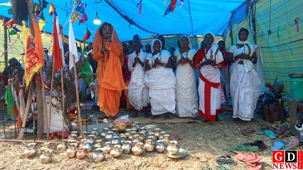 आस्था की लौ में विश्वास की परिक्रमा, नंगे पांव अग्निकुंड में उतरे साफा होड़, मकर संक्रांति मेले में उमड़ा जनसैलाब। 8 img 20260114 wa00653113738471070021221