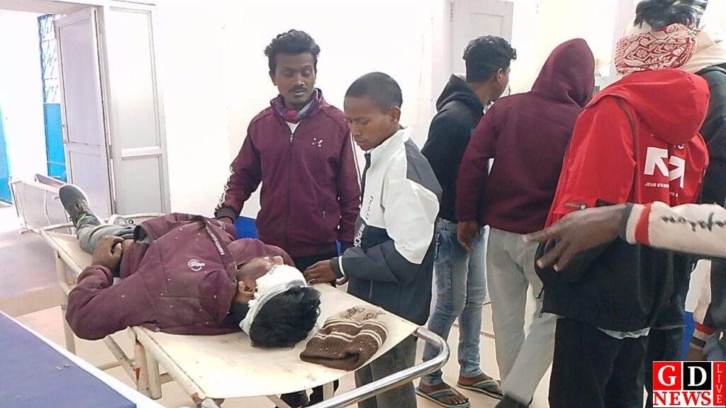 मोटरसाइकिल पलटी, पति-पत्नी और बच्चा गंभीर रूप से घायल 7 img 20260114 wa00799198799556048085640