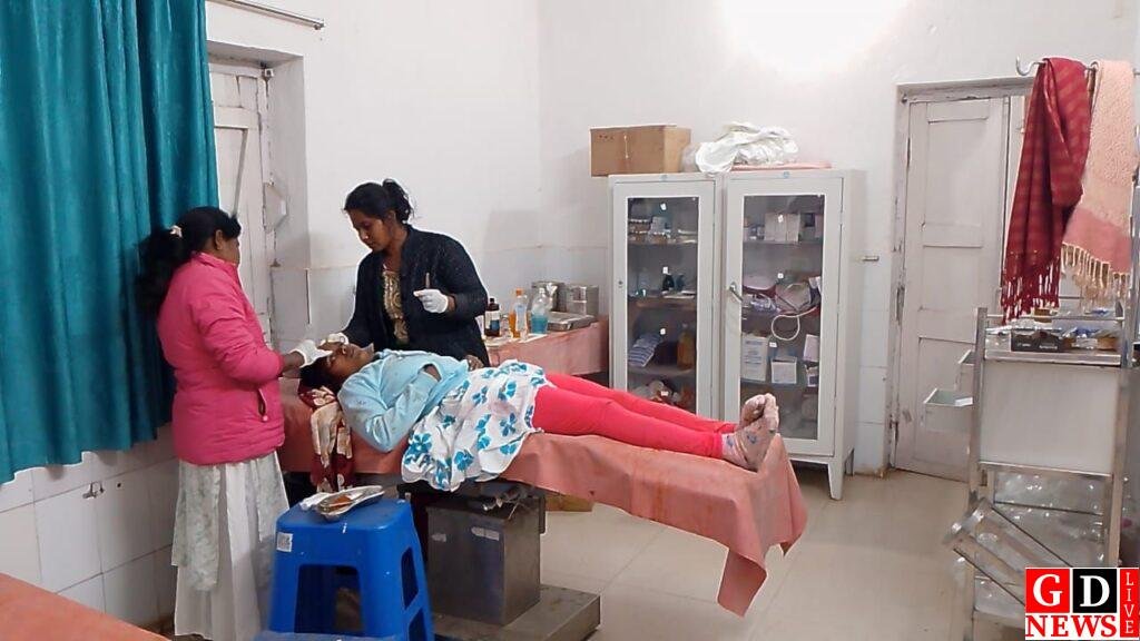 मोटरसाइकिल पलटी, पति-पत्नी और बच्चा गंभीर रूप से घायल 8 img 20260114 wa00801336110143254985344