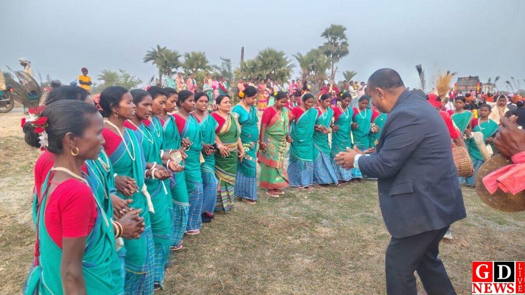 सोहराय पर्व के समापन पर जनप्रतिनिधियों की सादगी भरी मौजूदगी, परंपरा के साथ निभाई गई आदिवासी संस्कृति। 7 img 20260116 wa0024230637147865807492