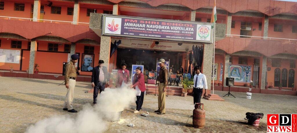 नवोदय विद्यालय में फायर मॉक ड्रिल, छात्रों ने सीखा आग से सुरक्षा और आपदा प्रबंधन के गुर। 7 img 20260116 wa00507086453212966448346
