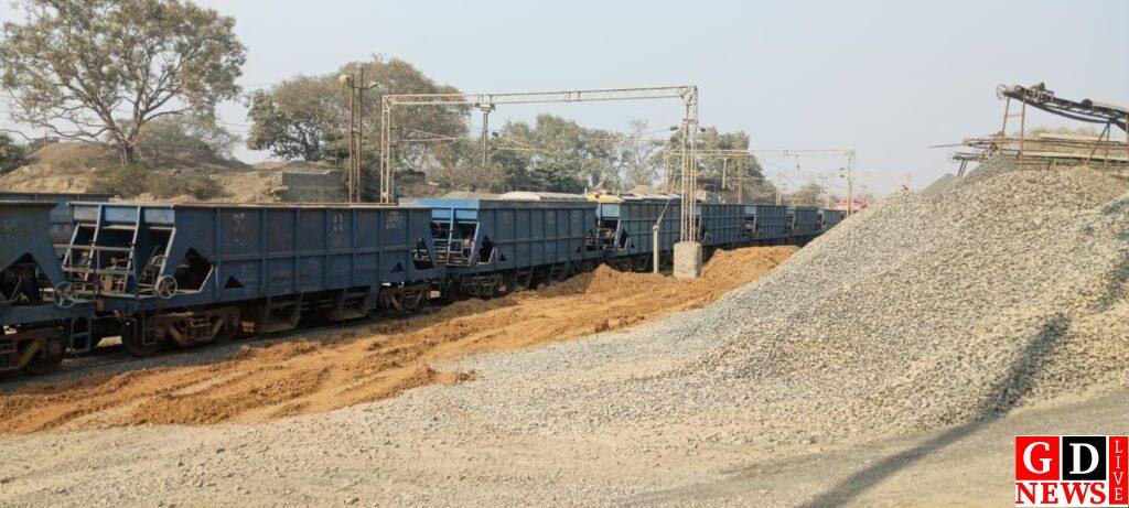 रेलवे सुविधाओं के अभाव में पाकुड़ में दूसरे दिन भी पत्थर लोडिंग ठप 7 img 20260117 wa00172638149810909583771