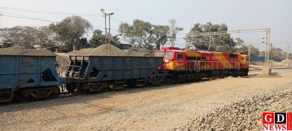 रेलवे सुविधाओं के अभाव में पाकुड़ में दूसरे दिन भी पत्थर लोडिंग ठप 8 img 20260117 wa00181645528815380332380