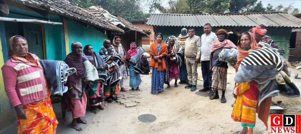कड़ाके की ठंड में जिला परिषद सदस्य पिंकी मंडल बनीं सहारा, देर रात जरूरतमंदों के बीच बांटे कंबल। 7 img 20260117 wa00225140745615194513885