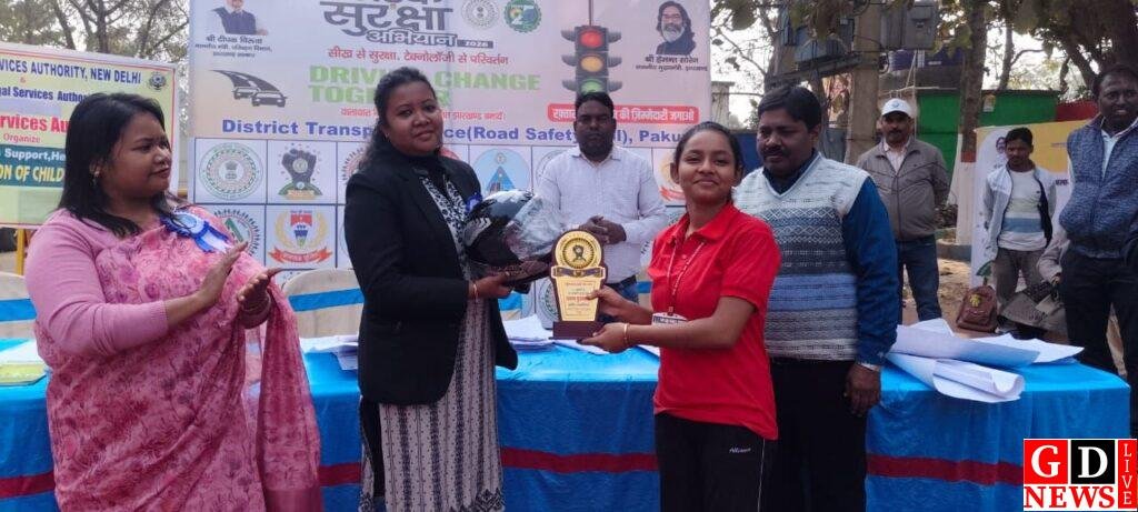 ब्रश और कलम से बच्चों ने सिखाया सड़क पर जीने का सलीका, पाकुड़ में सड़क सुरक्षा का अनोखा संदेश। 7 img 20260119 wa00149061262781297916117