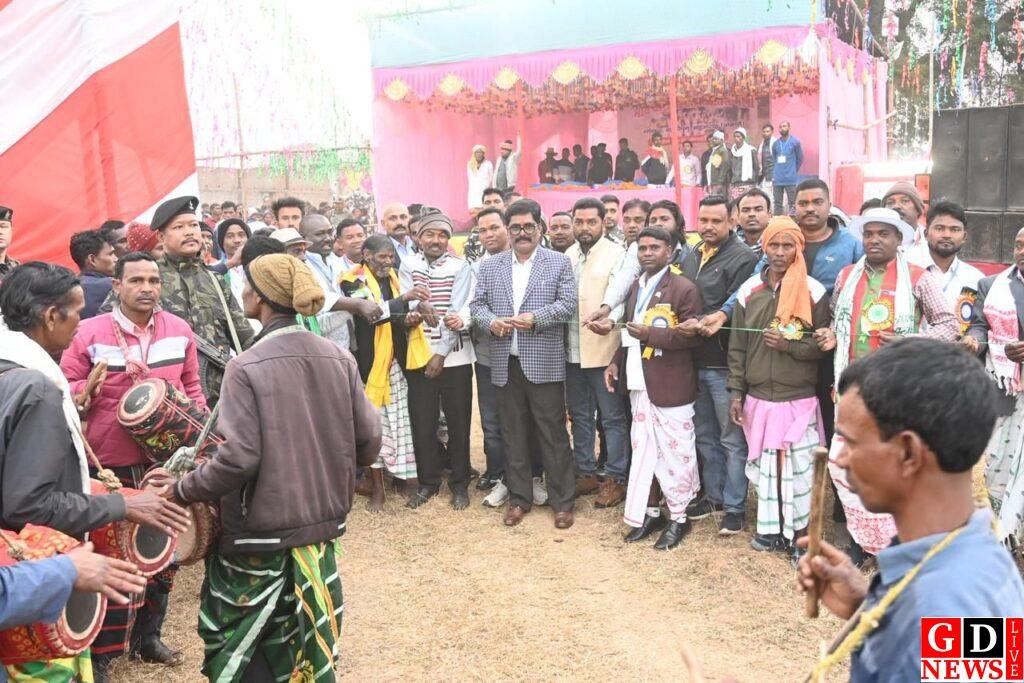 गोमिया प्रखंड अंतर्गत गांगपुर में आयोजित हिंडोल मेला का मंत्री योगेंद्र प्रसाद महतो ने उद्घाटन किया 9 img 20260120 wa01001351570516191111069