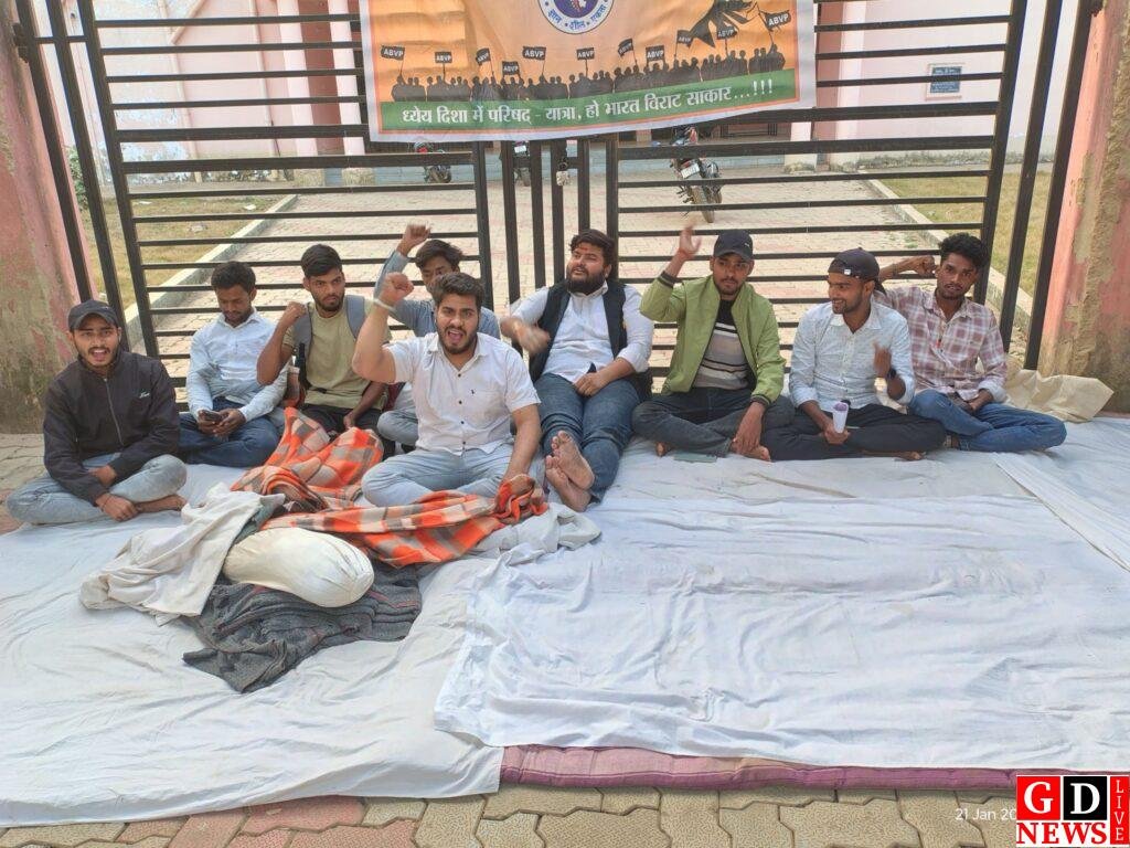 छात्रों का फूटा गुस्सा, कॉलेज में एबीवीपी ने अनिश्चितकालीन आंदोलन और भूख हड़ताल की शुरुआत की। 7 img 20260121 wa00363055629523210551333