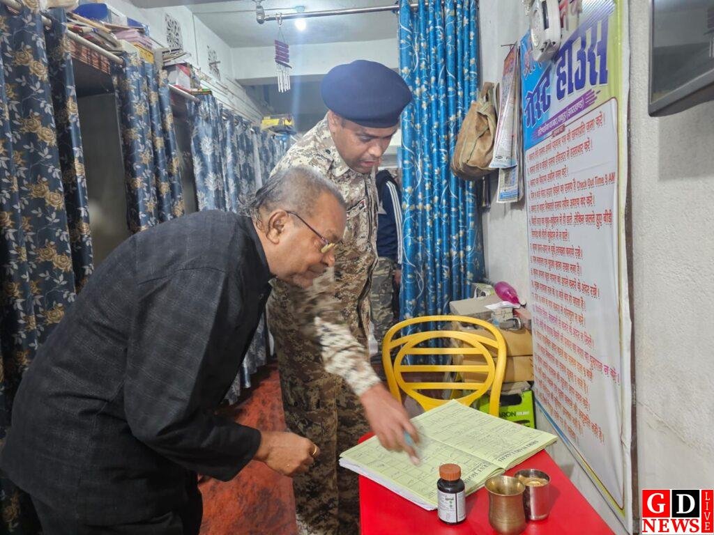 पाकुड़ में 26 जनवरी को लेकर सुरक्षा सतर्कता बढ़ी, अंचल अधिकारी व नगर थाना प्रभारी ने होटलों की जांच कर दिए निर्देश 7 img 20260124 wa00113928941984635197731