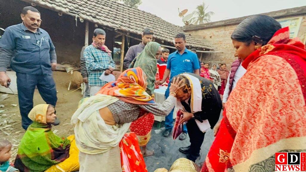 सरस्वती पूजा पर अजहर इस्लाम का सेवा संदेश, वृद्ध महिलाओं के बीच वस्त्र वितरण 7 img 20260124 wa00142429754379195344411