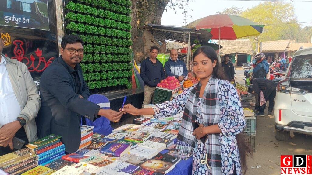 जहाँ किताबें बनी प्रेरणा, वहाँ जागी चेतना—महेशपुर में ‘ज्ञान दान–महादान’ की गूंज 7 img 20260124 wa00228456947494820836793