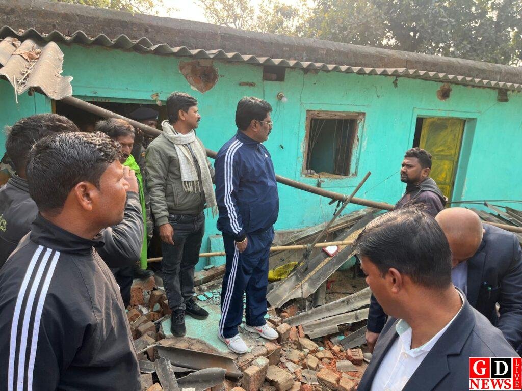 जंगली हाथी द्वारा युवक की मौत की खबर पाकर पीड़ित परिवार से मिले मंत्री योगेंद्र प्रसाद महतो 8 img 20260125 wa00592795039138352394067