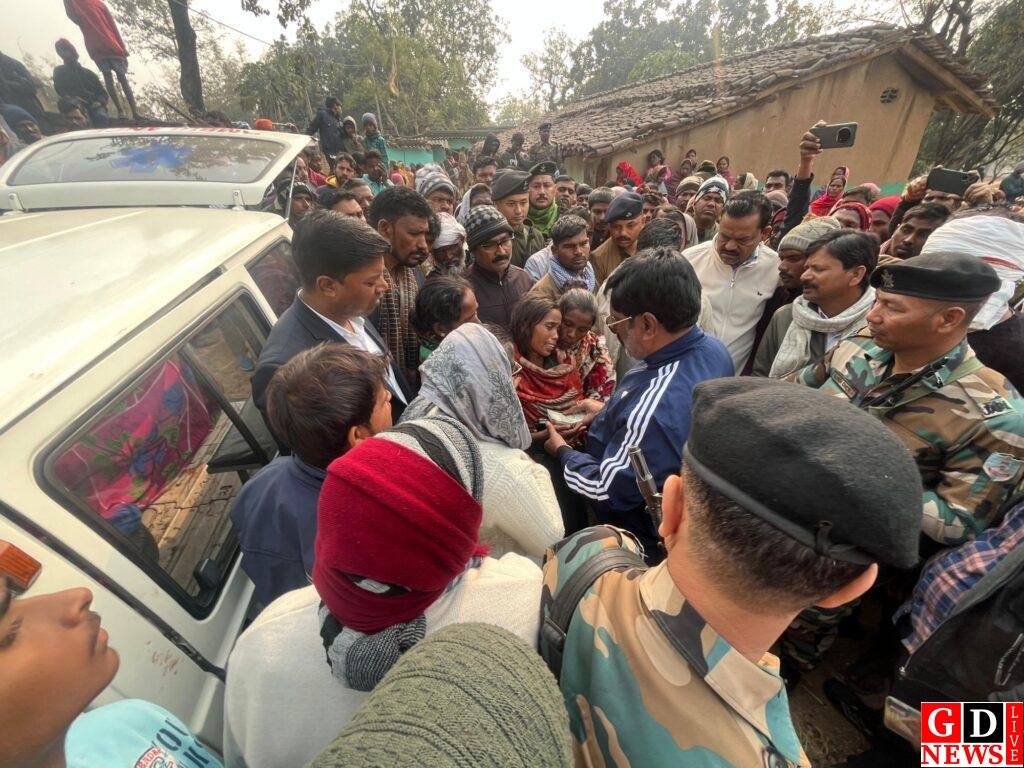 जंगली हाथी द्वारा युवक की मौत की खबर पाकर पीड़ित परिवार से मिले मंत्री योगेंद्र प्रसाद महतो 7 img 20260125 wa00618388014898944235795