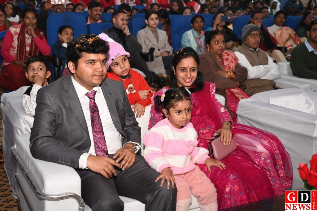 राष्ट्रभक्ति के रंग में रंगा पाकुड़, सांस्कृतिक संध्या में गीत-नृत्य ने बांधा समां 7 img 20260127 wa00652899306800083062925