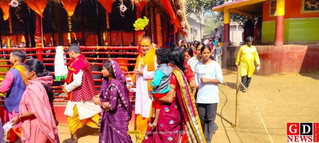 महारुद्र यज्ञ की आहुति से भक्तिमय हुआ पाकुड़, हवन कुंड की परिक्रमा को उमड़ी श्रद्धालुओं की भीड़। 7 img 20260130 wa00405736609030856656572