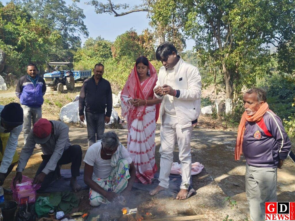 तुलबुल पंचायत अंतर्गत पिंडरा ग्राम में कैरा झरना के नजदीक शेड निर्माण का जिप अध्यक्ष सुनीता देवी ने किया शिलान्यास 8 img 20260109 104446165620818068025314