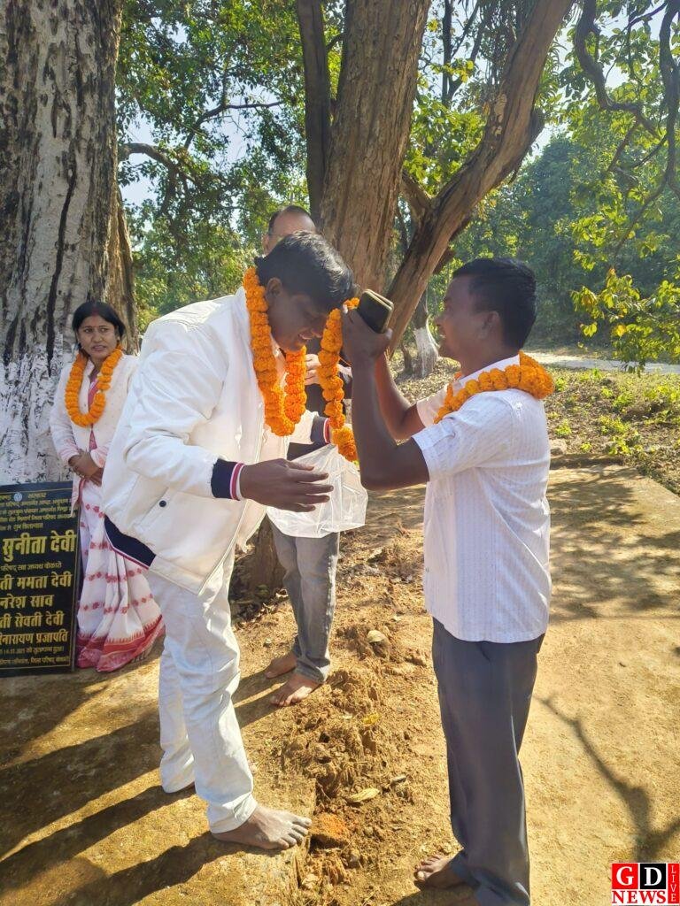 तुलबुल पंचायत अंतर्गत पिंडरा ग्राम में कैरा झरना के नजदीक शेड निर्माण का जिप अध्यक्ष सुनीता देवी ने किया शिलान्यास 13 img 20260109 1058215785403352214870126