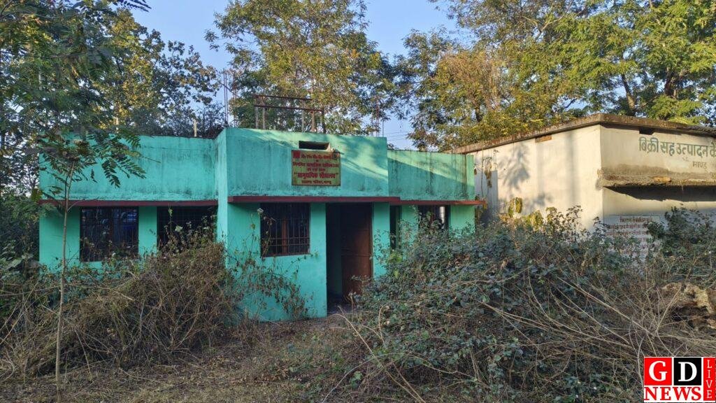 मांडू अंचल कार्यालय मे निर्मित सामुदायिक शौचालय की दुर्दशा करती है बहुत कुछ बयान 7 img 20260122 1615183036173440750125813